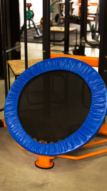 有健身或健美概念背景。旧铁哑铃在健身房灰色的水泥地板上的产品照片。从上面拍摄，有很多复制空间的俯视图图片下载