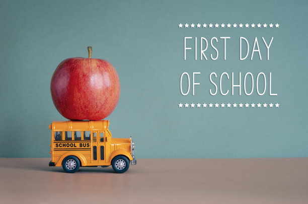 开学第一天贺卡。回到学校秋季概念。图片下载