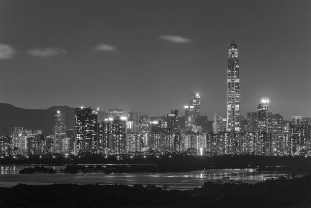 中国深圳城市天际线的夜景。从香港边境看图片下载