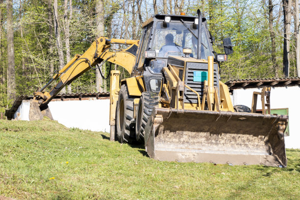 春天，挖掘机在乡间挖土图片下载