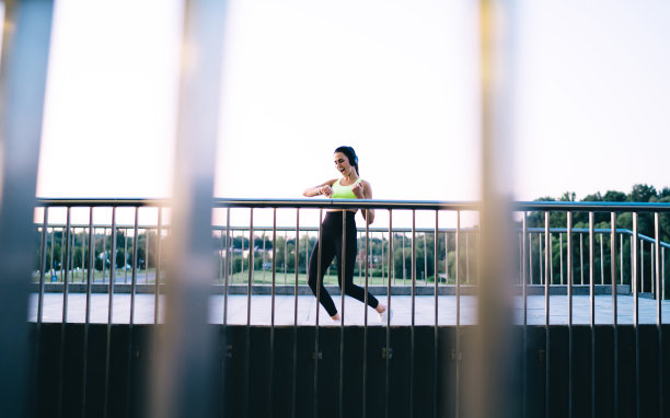 体育女运动员在街上庆祝胜利图片下载