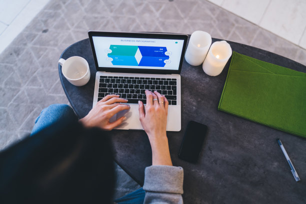 作物妇女在家里用笔记本电脑做项目图片下载