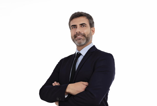 自信的商人在白色背景下的低角度视角图片下载