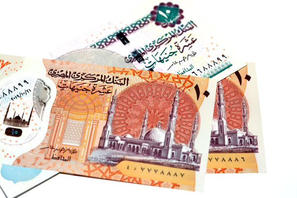 全新埃及10埃镑塑料聚合物钞票，以阿法塔赫·阿勒姆清真寺、哈特谢普苏特和金字塔为特色，以及带有里法伊清真寺和哈夫拉的旧纸币10埃镑图片下载