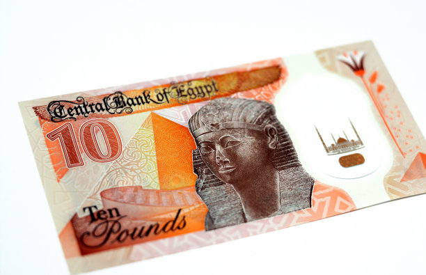 埃及新版10埃镑塑料聚合物钞票的背面，以古埃及女王哈特谢普苏特雕像和金字塔为特色图片下载