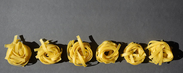 灰色背景的小麦意大利面。图片下载