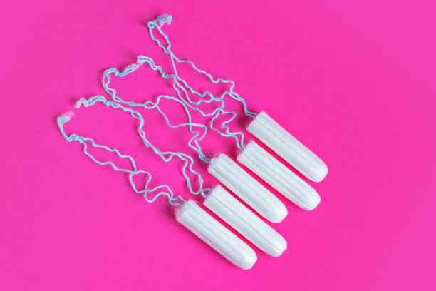 月经期的概念。妇女卫生保护。粉色背景的棉条。图片下载