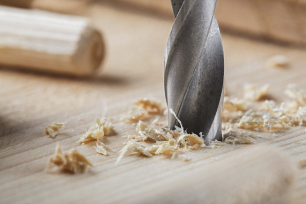 金属钻头在橡木板上打孔图片下载