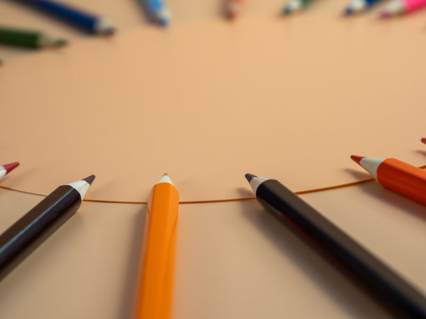 橙色背景的彩色铅笔。图片下载