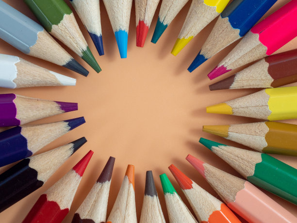 橙色背景的彩色铅笔。图片下载