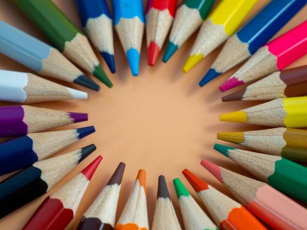 橙色背景的彩色铅笔。图片下载