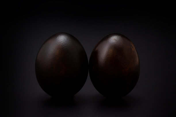 黑色背景下的两个黑蛋图片下载