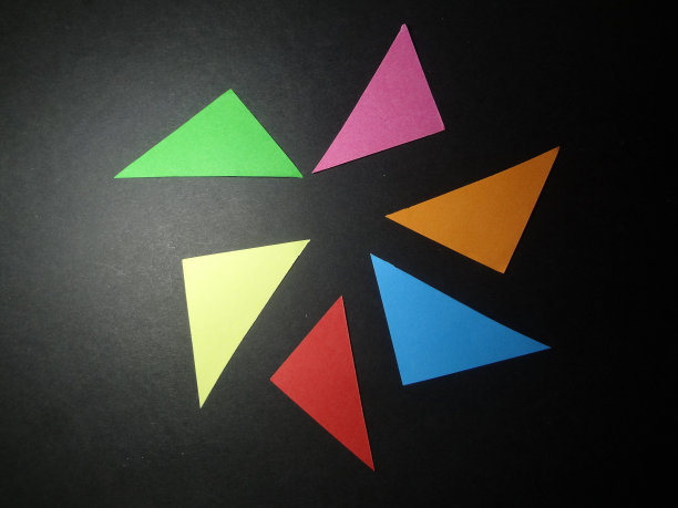 创意简单的黑色背景，彩色的三角形图片下载