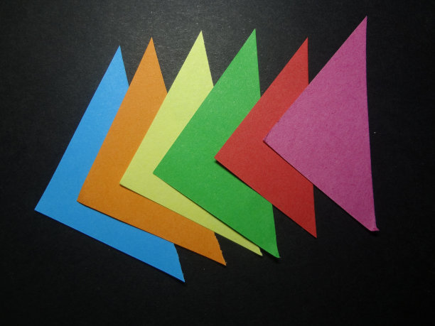 创意简单的黑色背景，彩色的三角形图片下载