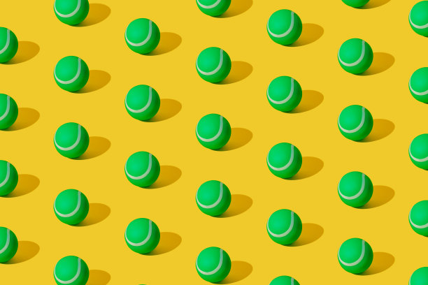 排列的绿色橡胶网球在黄色柔和的背景。模式图片下载