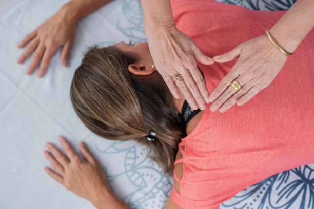 俯视图的手的治疗师做一个灵气会议的女人在室内图片下载
