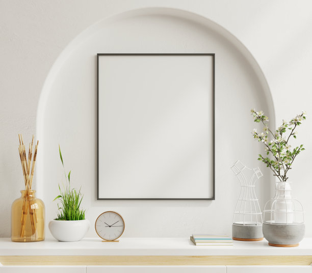 室内海报模型与垂直黑色框架在家庭内部背景。图片下载