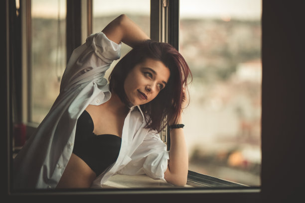 靠在窗台上的年轻女人图片下载