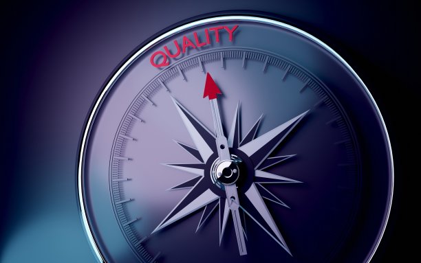 高质量的文字是指向一个3D指南针上的蓝色和紫色霓虹灯背景图片下载