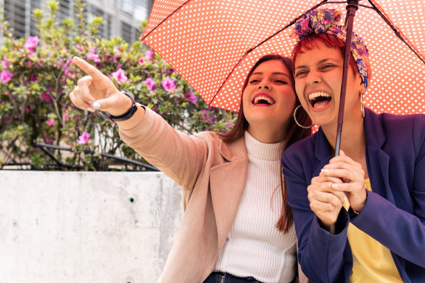 打着阳伞的成年妇女图片下载