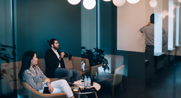 专注的商业伙伴在会议室与董事会合作图片下载