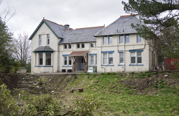 建筑工地的废弃房屋正在进行改造图片下载