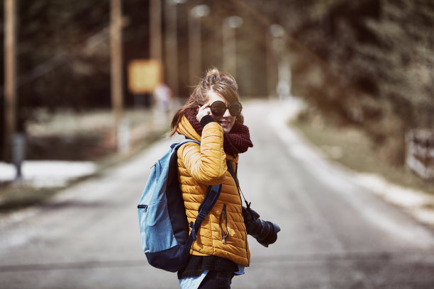 年轻女子在乡间小路上享受。图片下载