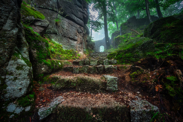 从地狱谷到卡科诺泽山脉的乔杰尼克城堡，楼梯间雾气弥漫。波兰图片下载