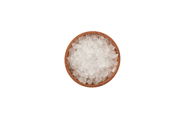 大的柠檬酸盐或柠檬盐晶体在木碗，俯视图。设计元素，白色背景，复制空间图片下载