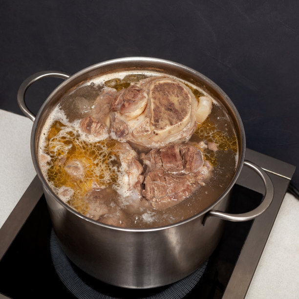牛肉骨汤是在锅里煮的，俯视图。骨骼含有胶原蛋白，它为身体提供氨基酸，而氨基酸是蛋白质的组成部分图片下载