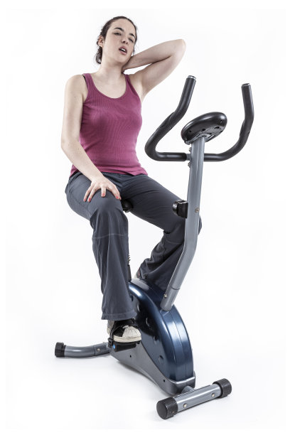 一个年轻的女孩在骑车时疼痛难忍。图片下载