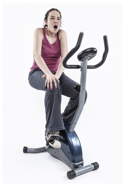 一个年轻的女孩在骑车时疼痛难忍。图片下载