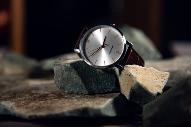 男人在石头背景上看着图片下载