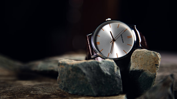 男人在石头背景上看着图片下载