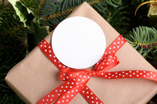 空白圆形圣诞礼物标签样机或贴纸与礼品盒，产品标签样机图片下载