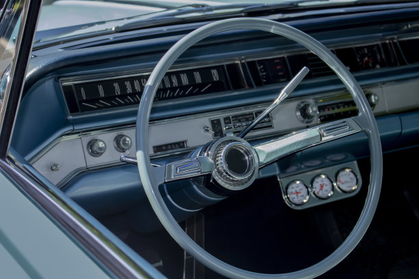 特写经典复古美学汽车内部方向盘和仪表盘图片下载