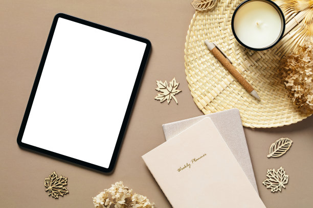 平板电脑与空白屏幕模型波西米亚女性工作空间与纸笔记本，钢笔，干花，装饰在棕色的背景。优雅的女性家庭办公办公桌。图片下载