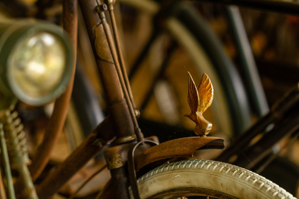 一辆经典模型的旧自行车的特写图片下载