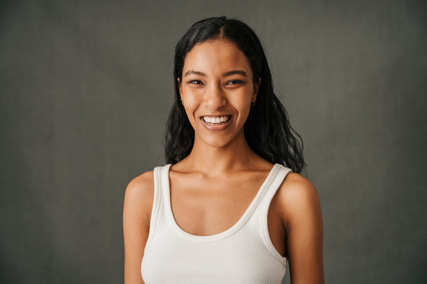 特写年轻迷人的多民族女性微笑图片下载