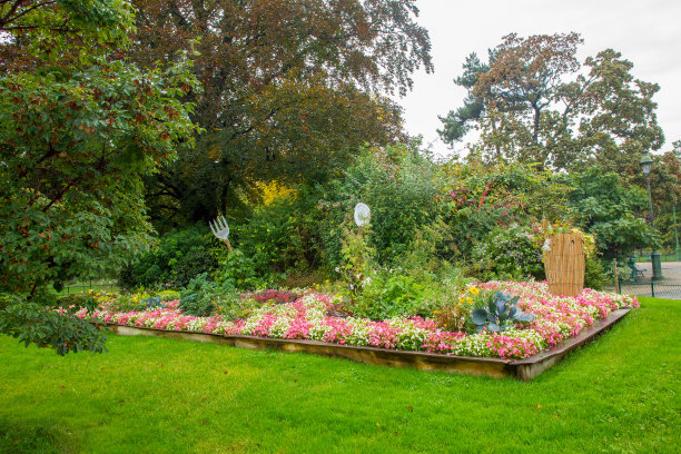 Monceau公园的花坛上有象征勺子和叉子图片下载