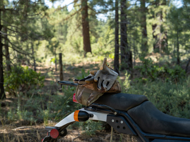 冒险摩托车上的运动装备图片下载