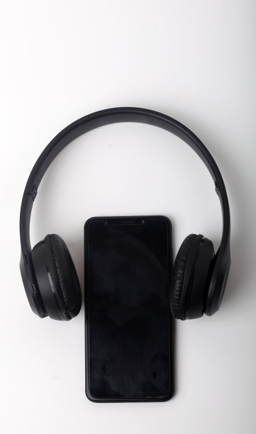 黑色耳机在智能手机音乐在线概念，样机，隔离在白色图片下载
