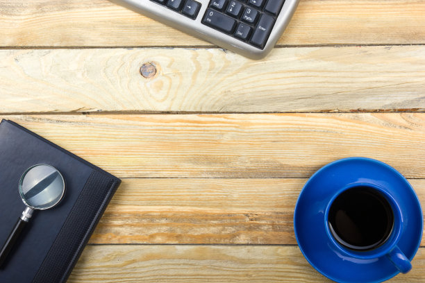 办公室桌子上有电脑，笔和一杯咖啡，很多东西。带有拷贝空间的俯视图。图片下载