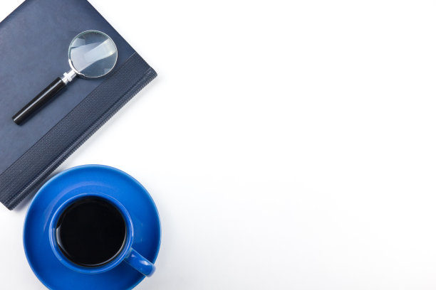 白色办公室的桌子上有电脑，笔和一杯咖啡，很多东西。带有拷贝空间的俯视图。图片下载