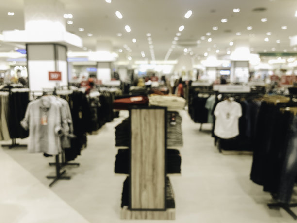 摘要模糊化的时尚服装店精品室内，以散景光为背景。图片下载