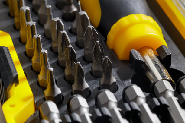 便携式黄色螺丝刀与钻头。施工工具图片下载