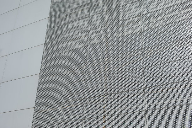 灰色建筑。钢在建筑中的使用没有窗户的墙。图片下载