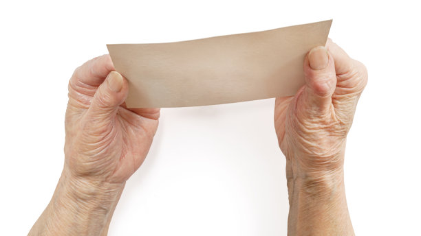 高级妇女手里拿着空白纸卡，用裁剪路径隔离图片下载