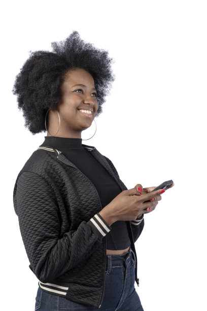 短发女人在手机上打字图片下载