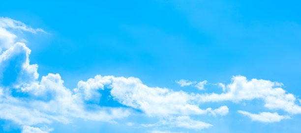 积云在广阔的蓝天上拥有复制的空间。图片下载